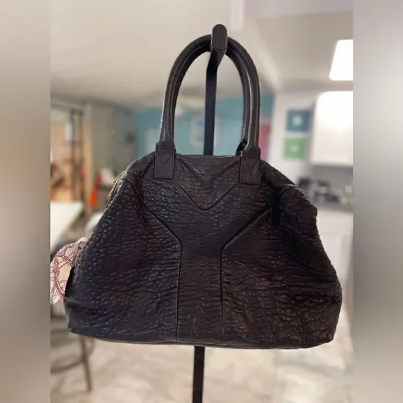 Yves Saint Laurent Black Leather Easy Bag. Lambskin leather. 9.5 out of 10. - Picture 2 of 16